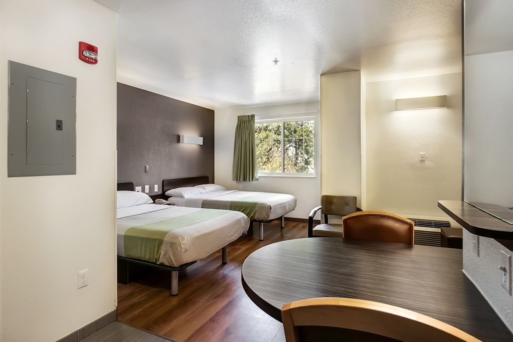 STUDIO 6 EAST BRUNSWICK NYC AREA-guestroom-Guest Room,Bed,Bedding,Guest Room Amenity,Sitting area,Indoor/Interior,On-Site,Furnishings,Double Room.jpg