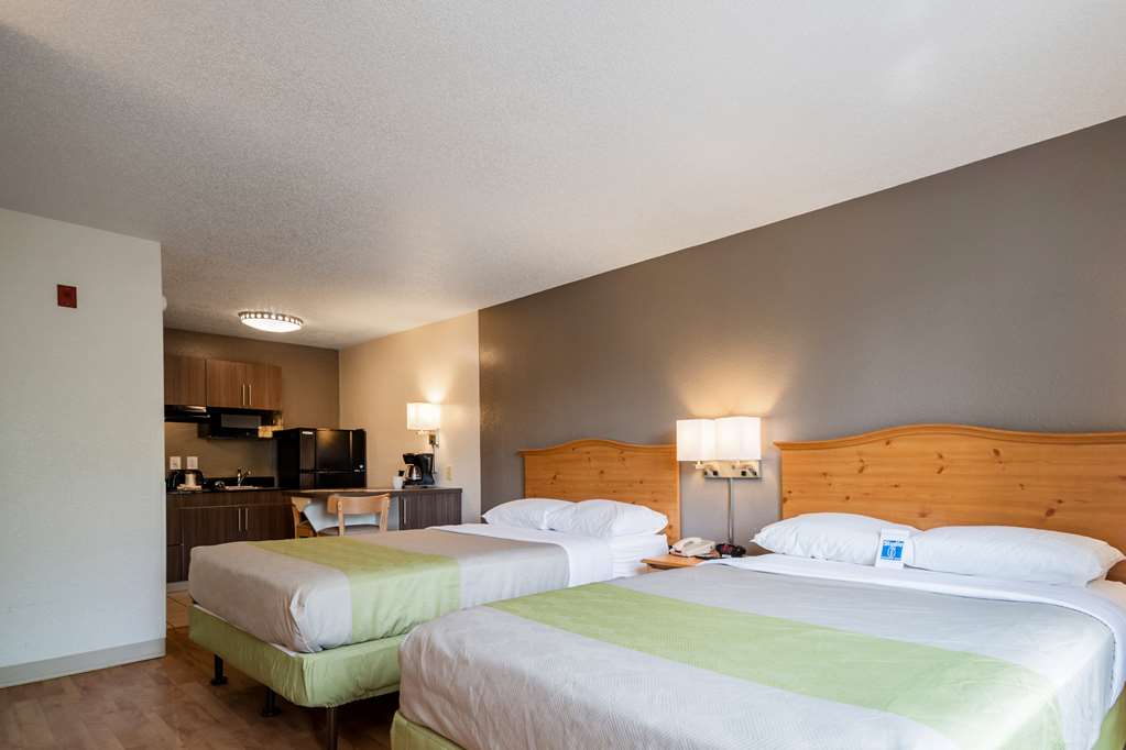 STUDIO 6 ATLANTA ROSWELL-guestroom-Guest Room,Bed,Bedding,Guest Room Amenity,Refrigerator,Kitchen/Kitchenette,Indoor/Interior,On-Site,Furnishings,Telephone,Double Room.jpg