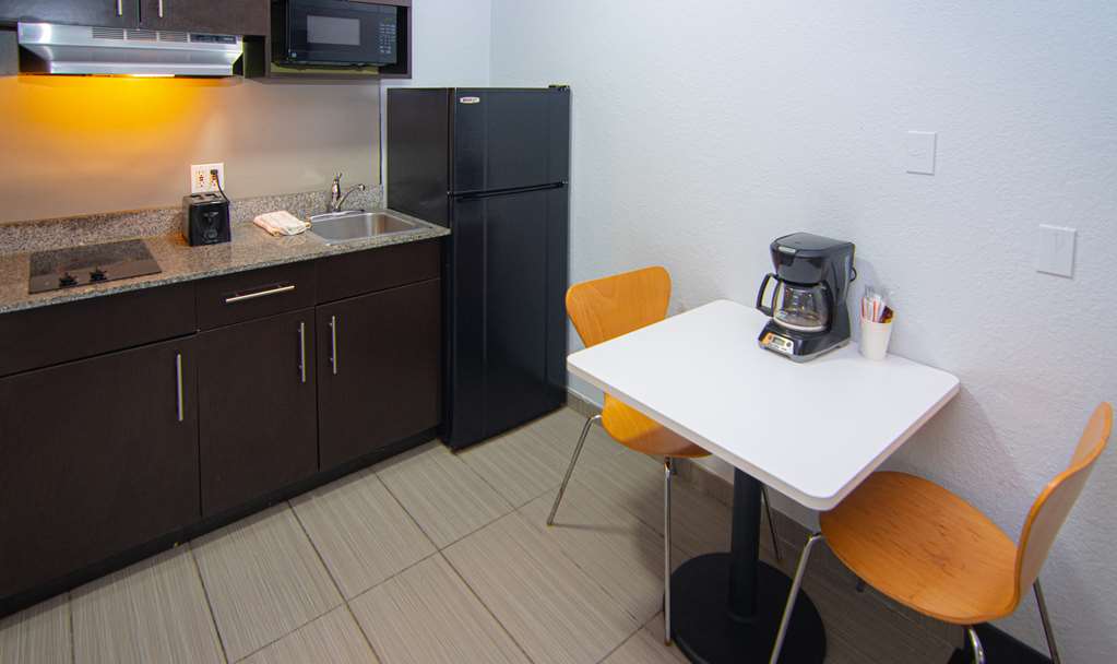 STUDIO 6 FT LAUDERDALE CORAL SPRING-guestroom-Guest Room,Guest Room Amenity,Kitchen/Kitchenette,On-Site.jpg