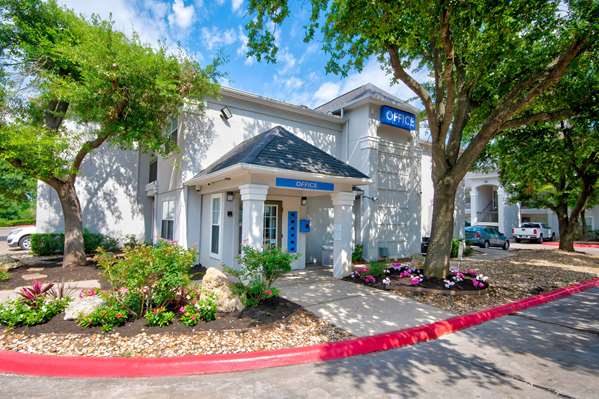 Exterior view - Studio 6 Extended Stay Midtown Austin - I-35, Exit 238