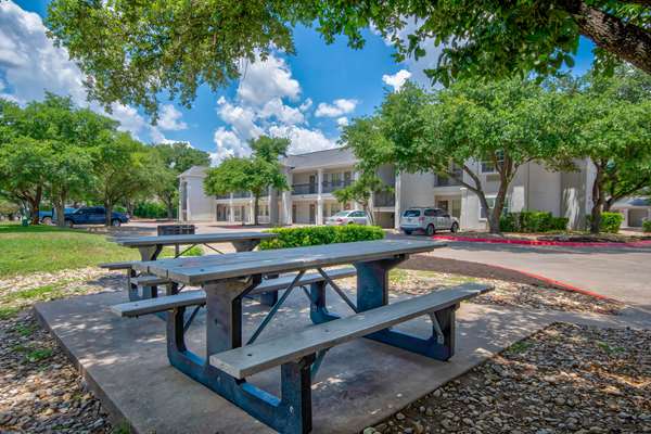 Exterior view - Studio 6 Extended Stay Midtown Austin - I-35, Exit 238