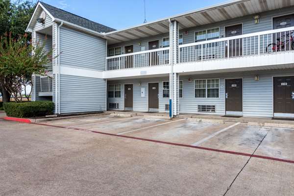 Exterior view - Studio 6 Extended Stay Hotel Northwest Dallas - I-35, Exit 436A