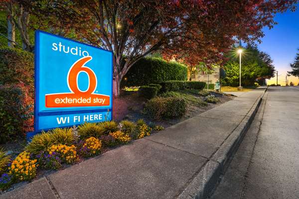 Exterior view - Studio 6 Extended Stay Hotel North Mountlake Terrace - I-5, Exit 177