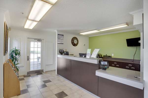  - -Studio 6 Extended Stay Hotel Stafford - I-69, Exit 112