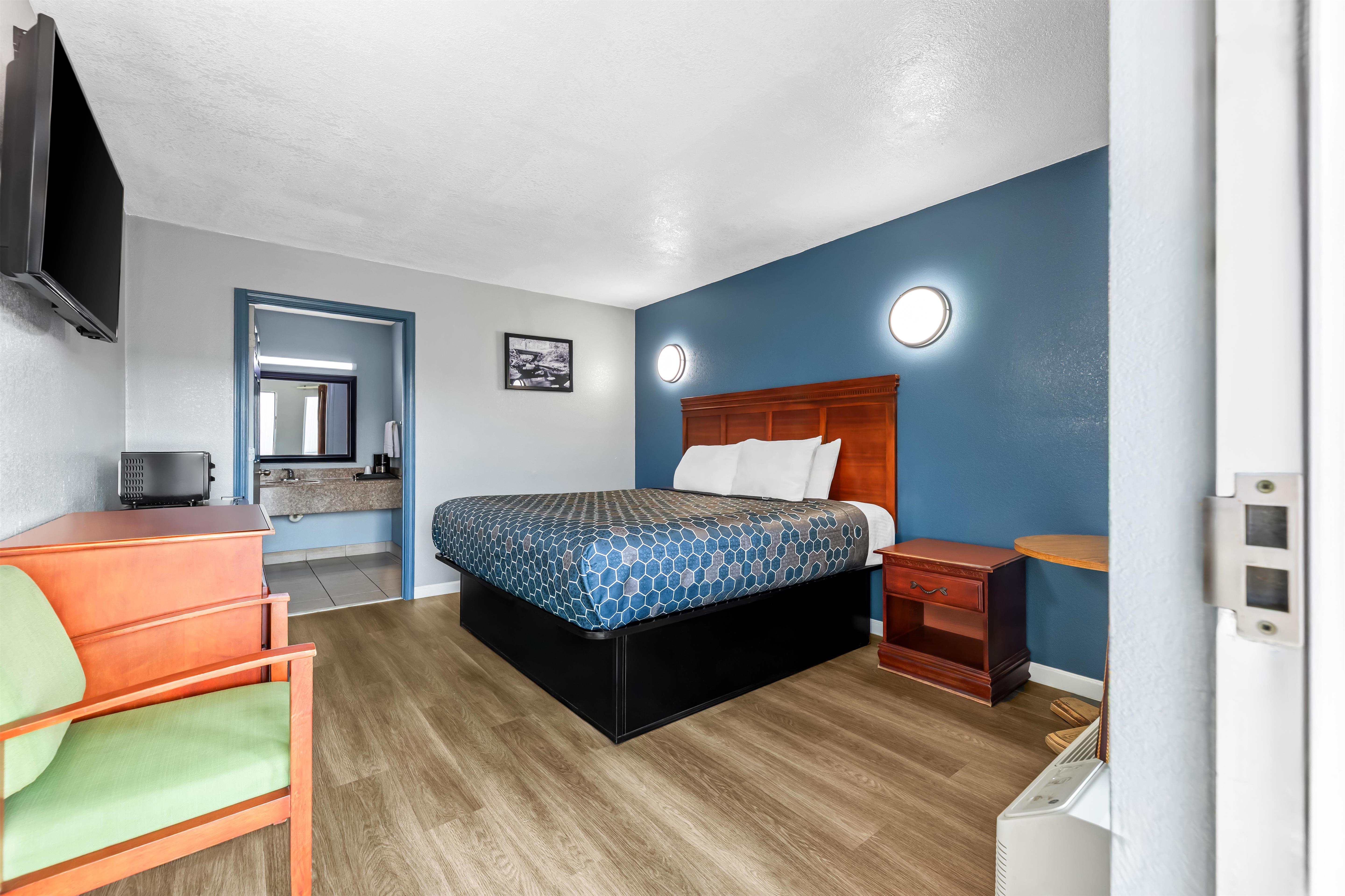 1 King Bed Accessible Smoking image
