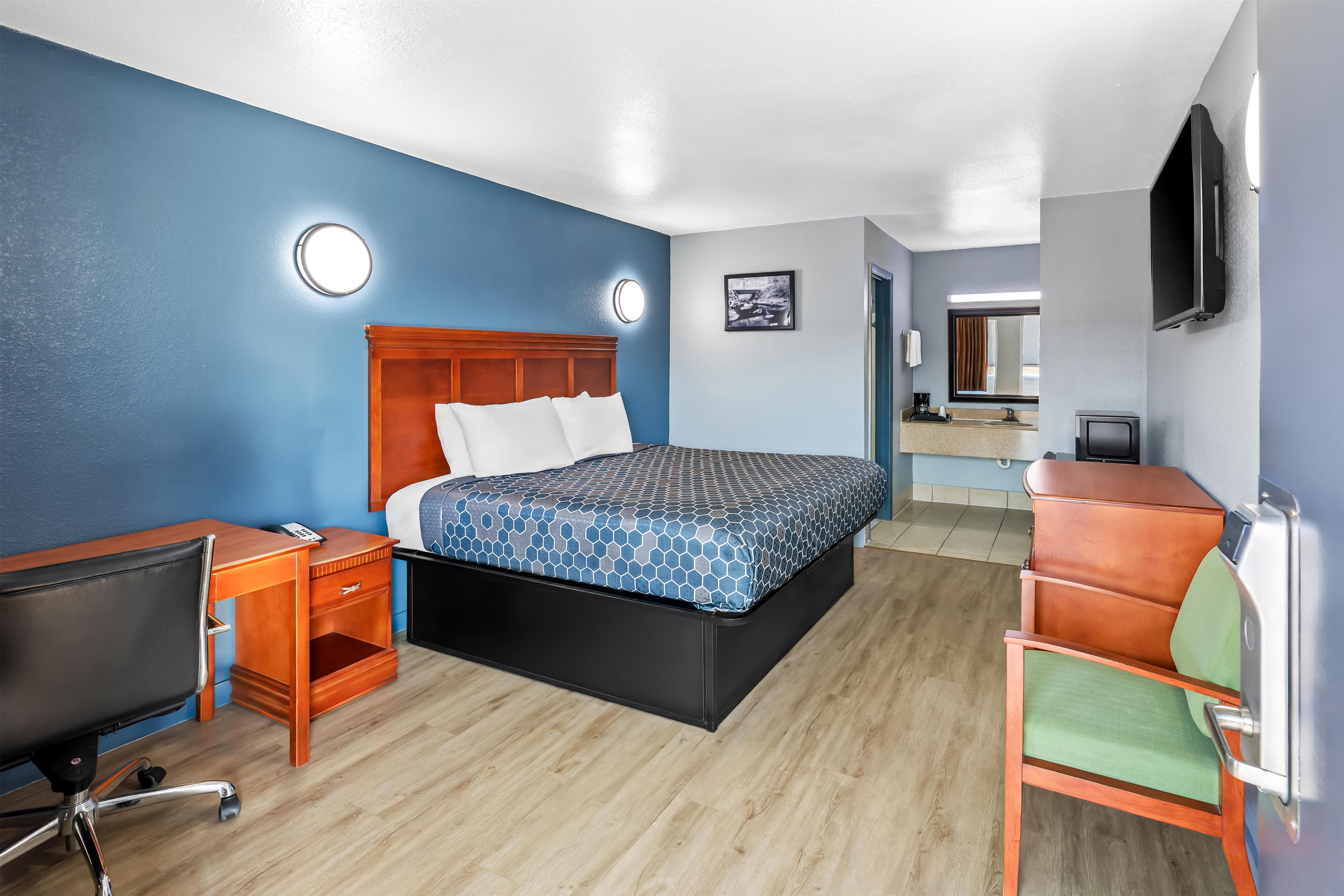 1 King Bed Non-Smoking image