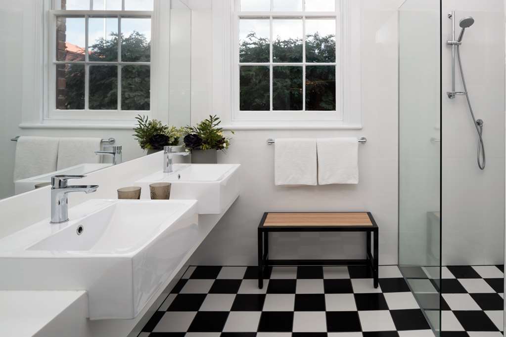 Rydges Hobart-guestroom-Guest Room,Bathroom,On-Site.jpg