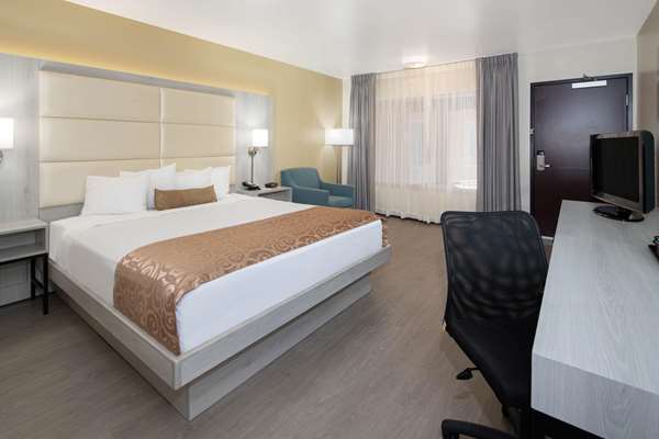  - Ramada Inn Airport Burbank - I-5, Exit 148