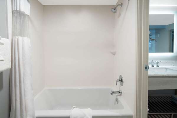  - Ramada Inn Airport Burbank - I-5, Exit 148