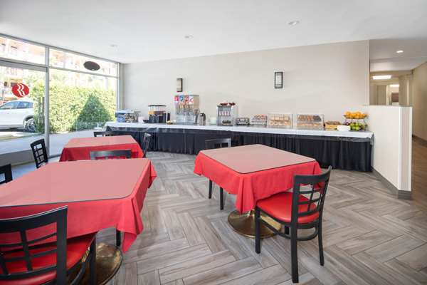  - Ramada Inn Airport Burbank - I-5, Exit 148