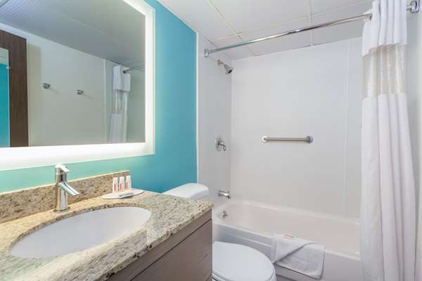  - Howard Johnson Inn Mystic - I-95, Exit 90