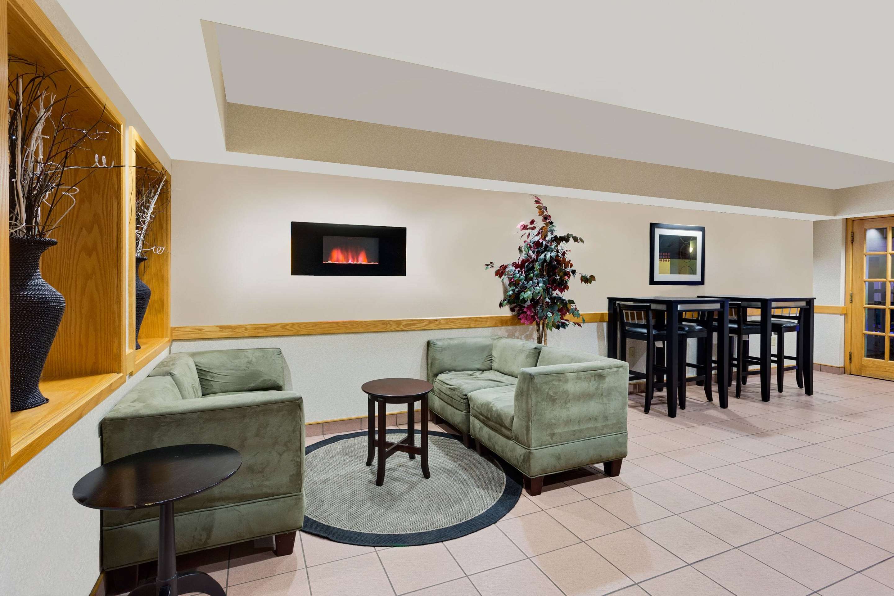 Lobby | Ramada by Wyndham Marquette