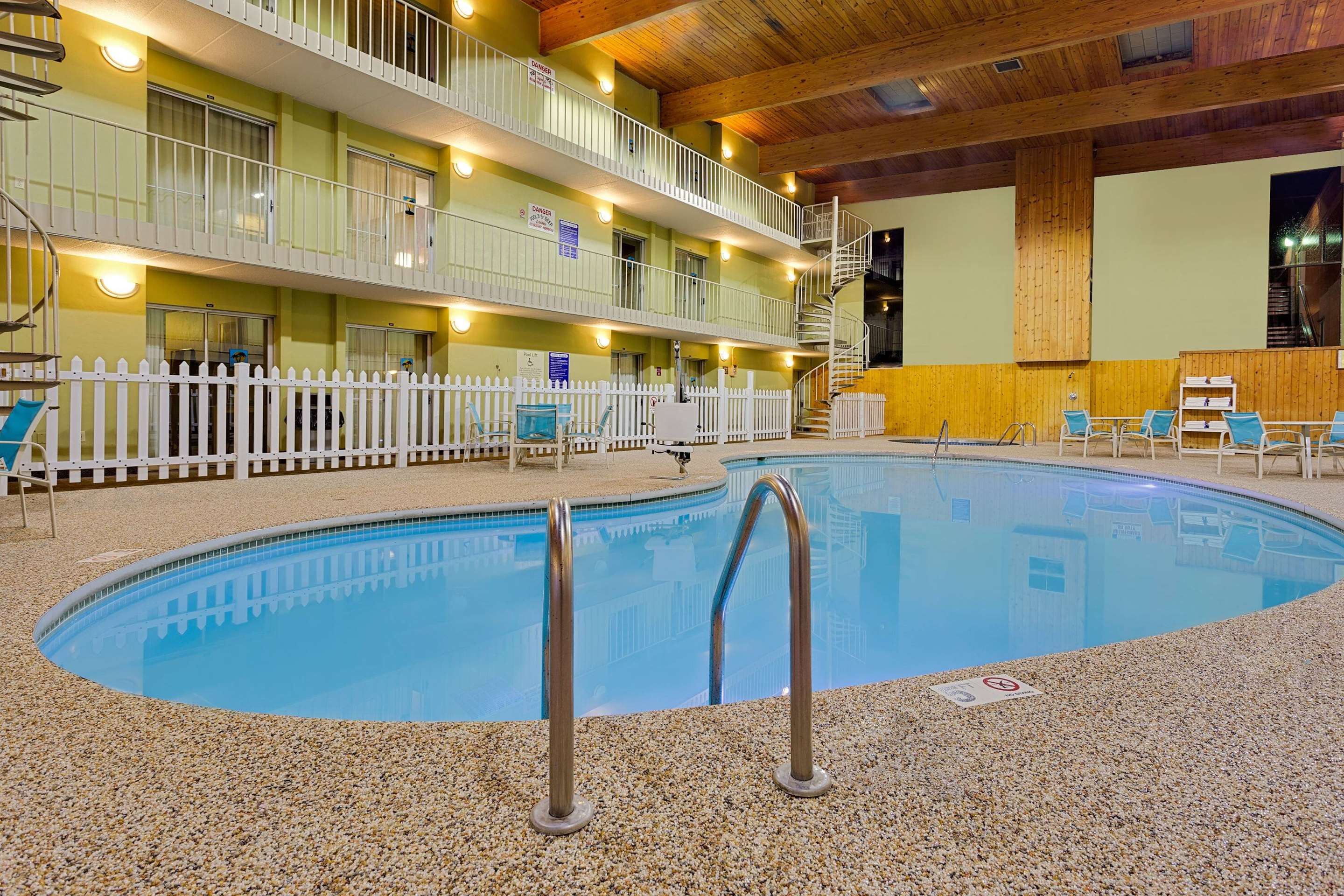 Pool | Ramada by Wyndham Marquette