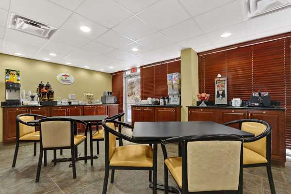  - Quality Inn Tunnel Road Asheville - I-240, Exit 7