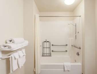  - Ramada Inn University Center Fresno