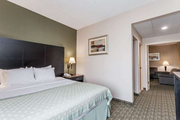 Suite - Ramada Inn Newburgh - I-87, Exit 17
