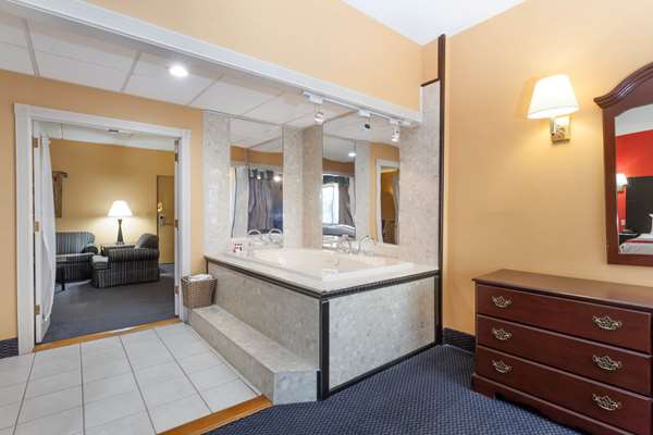 Suite - Ramada Inn Newburgh - I-87, Exit 17