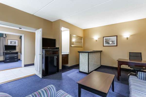 Suite - Ramada Inn Newburgh - I-87, Exit 17