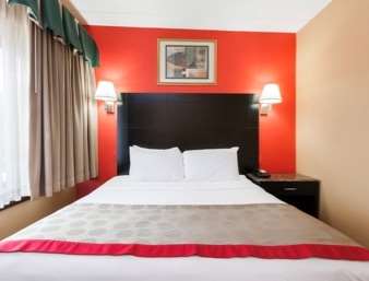 Suite - Ramada Inn Newburgh - I-87, Exit 17