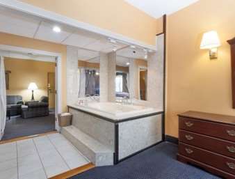 Suite - Ramada Inn Newburgh - I-87, Exit 17
