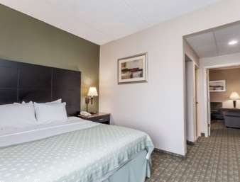 Suite - Ramada Inn Newburgh - I-87, Exit 17