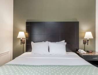 Suite - Ramada Inn Newburgh - I-87, Exit 17