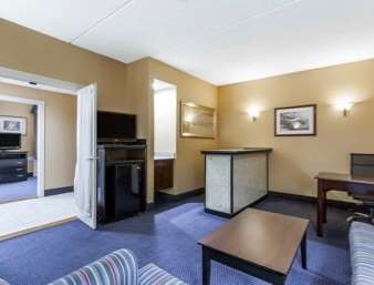 Suite - Ramada Inn Newburgh - I-87, Exit 17