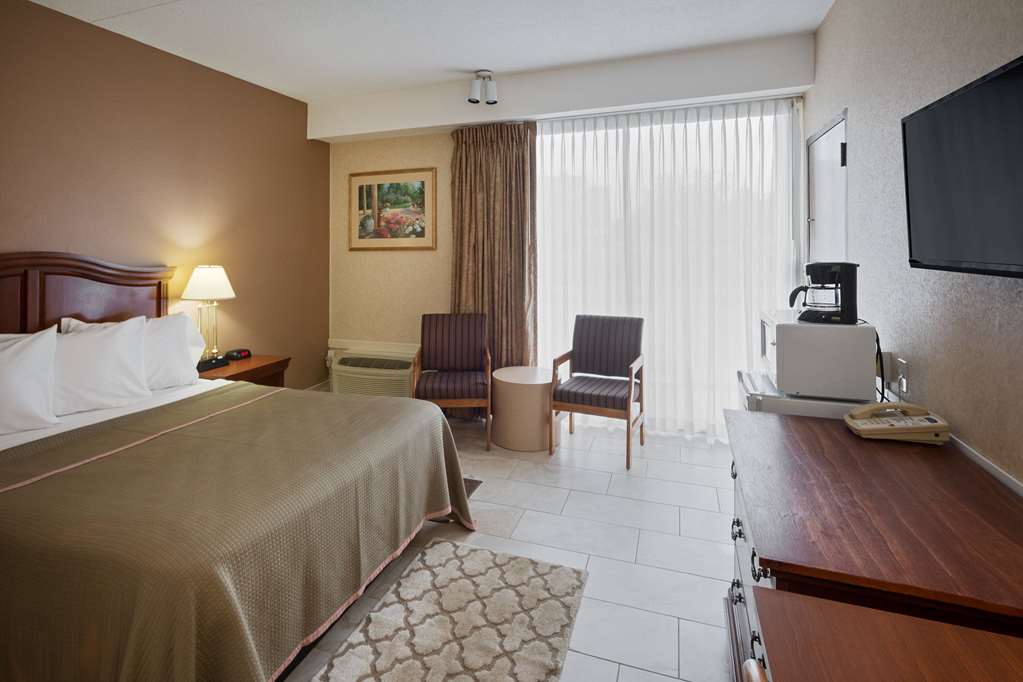 Howard Johnson Hotel by Wyndham Toms River - Tap to explore photos