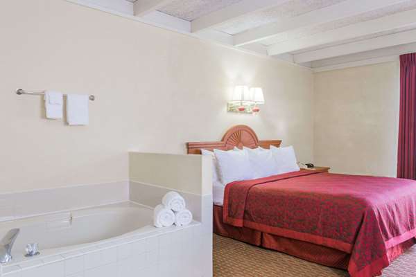 Suite - Days Inn Ocala - I-75, Exit 354