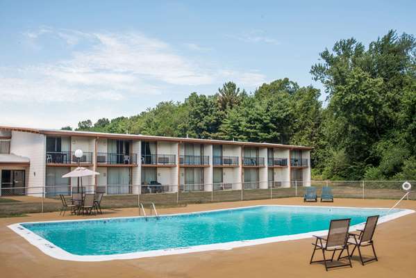 Pool - Days Inn Vernon - I-84, Exit 65