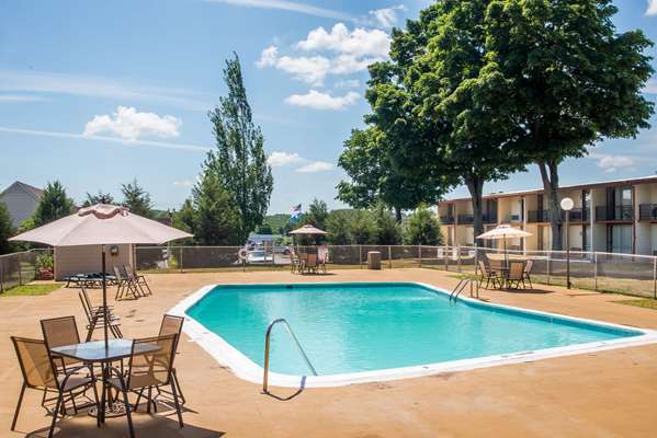 Pool - Days Inn Vernon - I-84, Exit 65