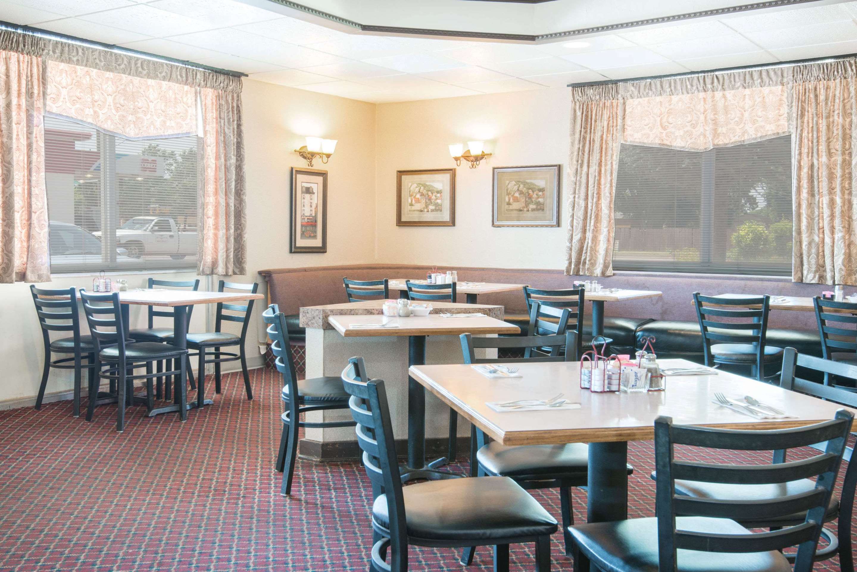 Restaurant | Ramada by Wyndham Enid