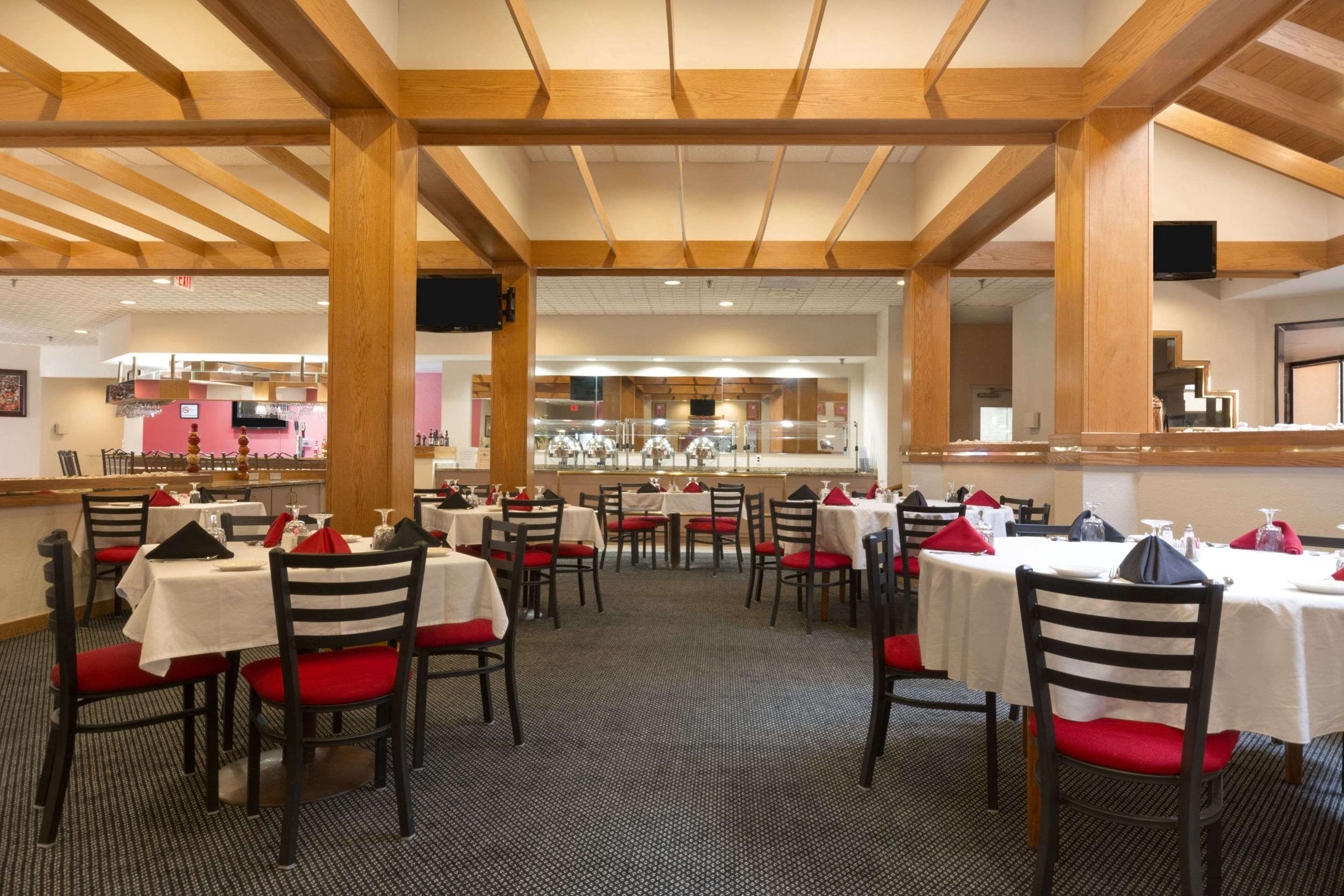 Breakfast Area | Ramada by Wyndham Raleigh