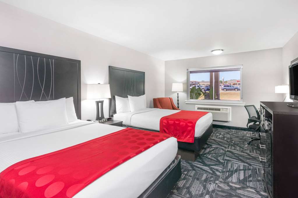 RAMADA BY WYNDHAM TUSCALOOSA-guestroom-Guest Room,On-Site.jpg