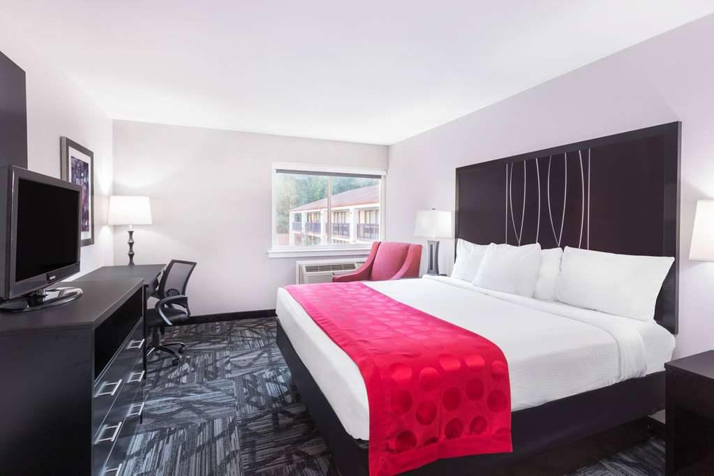 RAMADA BY WYNDHAM TUSCALOOSA-guestroom-Guest Room,Suite,On-Site.jpg