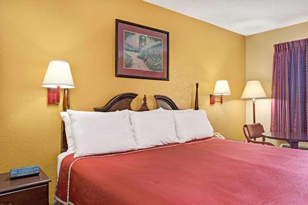  - Travelodge Forest Park - I-75, Exit 235