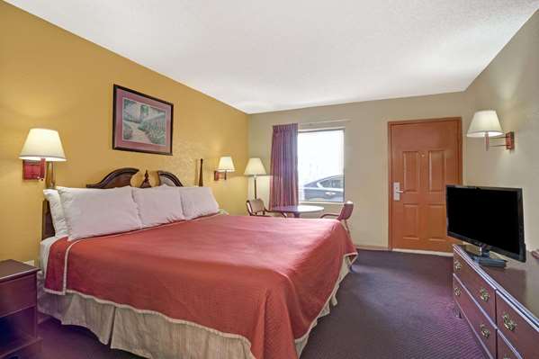  - Travelodge Forest Park - I-75, Exit 235
