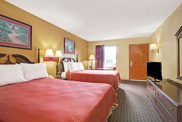  - Travelodge Forest Park - I-75, Exit 235