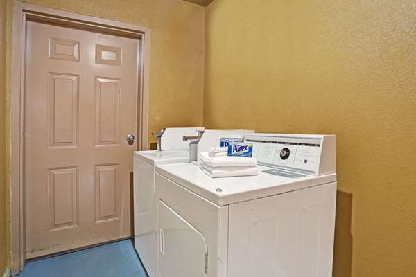  - Travelodge Forest Park - I-75, Exit 235