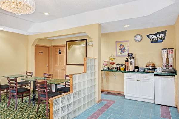  - Travelodge Forest Park - I-75, Exit 235