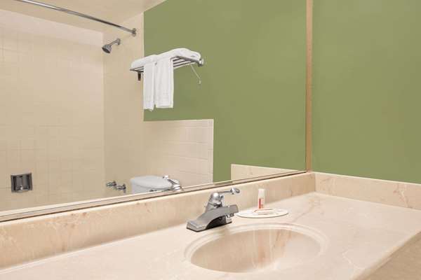  - Super 8 Hotel Downtown Grand Prairie - I-30, Exit 34