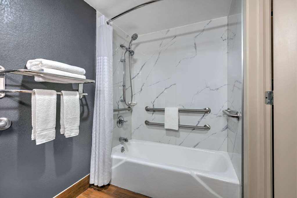 SUPER 8 GRAND PRAIRIE NORTH-guestroom-Guest Room,Bathroom,Accessibility,On-Site.jpg