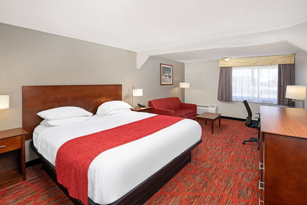 RAMADA BY WYNDHAM BOWLING GREEN-guestroom-Guest Room,On-Site.jpg