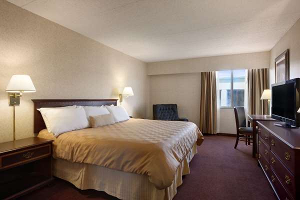 Suite - Ramada Inn Bangor - I-95, Exit 182B