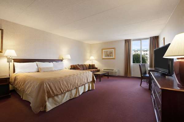 Suite - Ramada Inn Bangor - I-95, Exit 182B