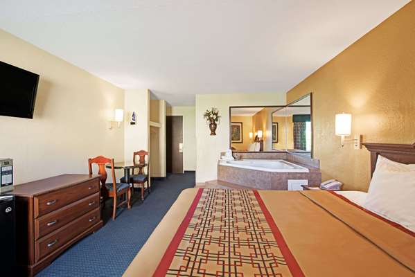 Suite - Days Inn Woodlawn Road Charlotte - I-77, Exit 6A