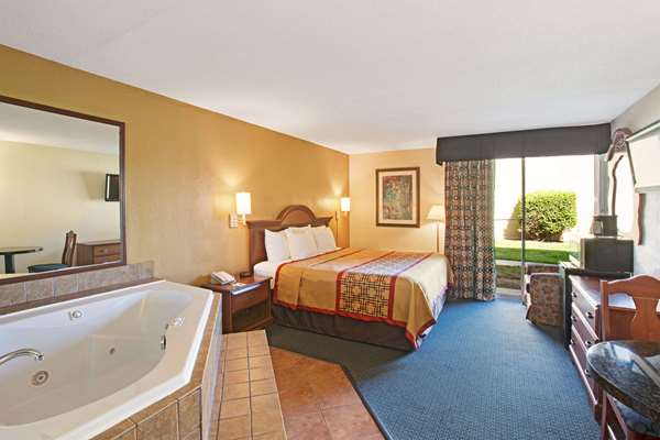 Suite - Days Inn Woodlawn Road Charlotte - I-77, Exit 6A