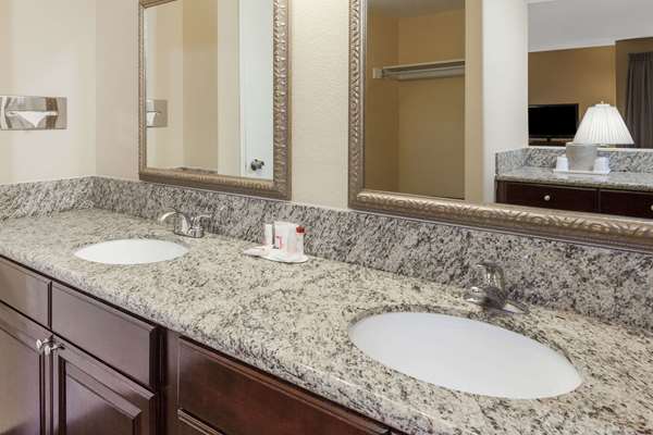  - Ramada Plaza Hotel Garden Grove