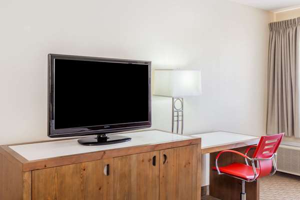  - Ramada Plaza Hotel Garden Grove