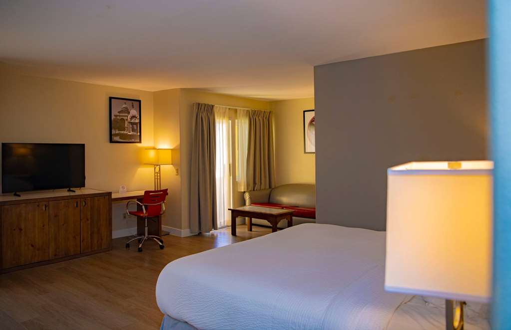 RAMADA PLAZA BY WYNDHAM, GARDEN GRO-guestroom-Guest Room,On-Site.jpg